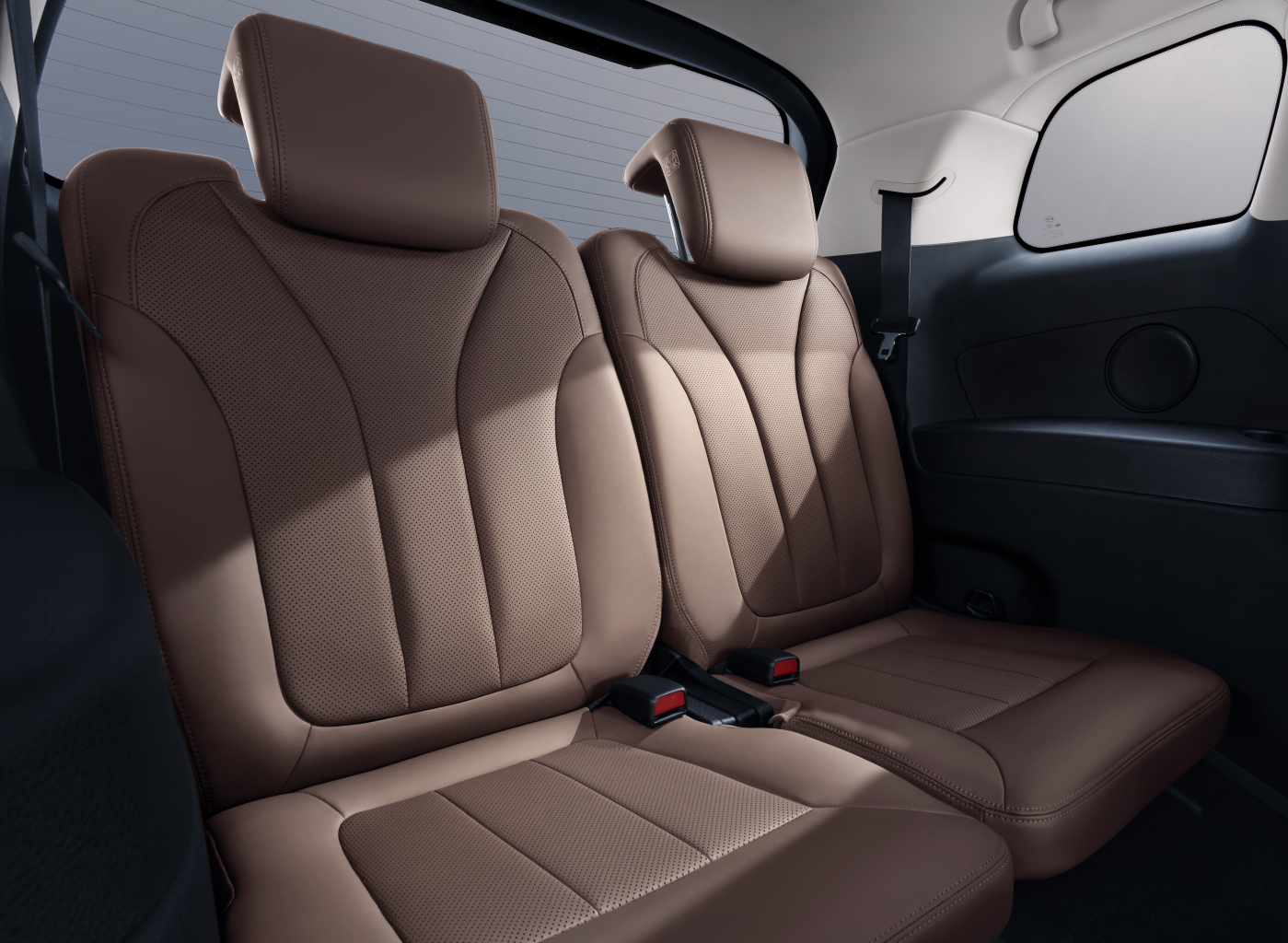 Không gian ghế sau BYD M6 tiện nghi cho cả hành trình dài